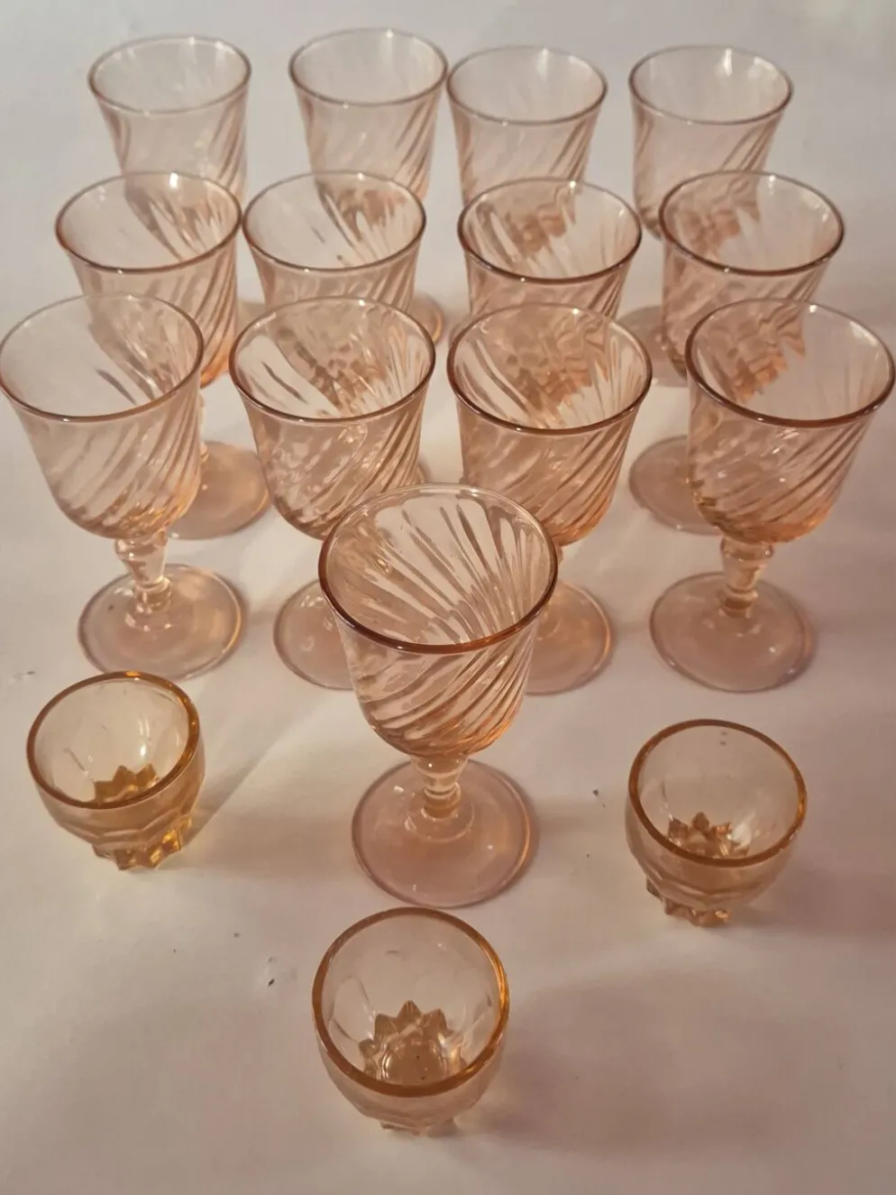 lot de 12 verres a pieds et 3 petits verres a liqueur rose vintage rosaline