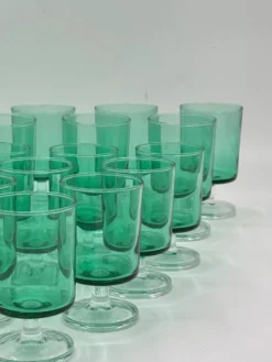 Lot de 19 verres à pied vintage en verre vert, deux tailles