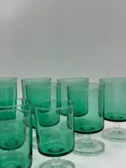 Lot de 19 verres à pied vintage en verre vert, deux tailles