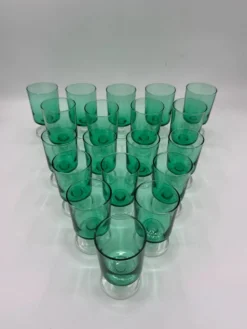 Lot de 19 verres à pied vintage en verre vert, deux tailles