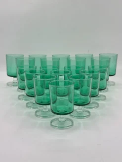 Lot de 19 verres à pied vintage en verre vert, deux tailles
