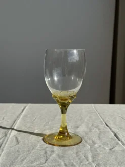 Lot de 6 verres vintage à pied jaune : réunion de 4 grands et 2 petits