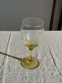 Lot de 6 verres vintage à pied jaune : réunion de 4 grands et 2 petits