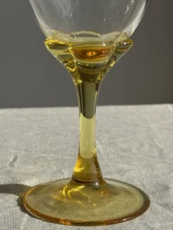 Lot de 6 verres vintage à pied jaune : réunion de 4 grands et 2 petits
