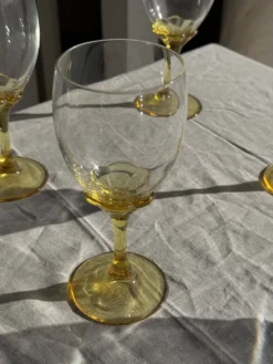 Lot de 6 verres vintage à pied jaune : réunion de 4 grands et 2 petits