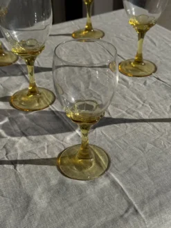 Lot de 6 verres vintage à pied jaune : réunion de 4 grands et 2 petits