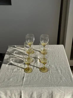 Lot de 6 verres vintage à pied jaune : réunion de 4 grands et 2 petits