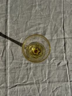 Lot de 6 verres vintage à pied jaune : réunion de 4 grands et 2 petits