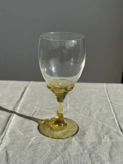 Lot de 6 verres vintage à pied jaune : réunion de 4 grands et 2 petits