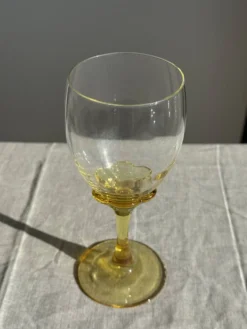 Lot de 6 verres vintage à pied jaune : réunion de 4 grands et 2 petits