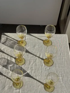 Lot de 6 verres vintage à pied jaune : réunion de 4 grands et 2 petits