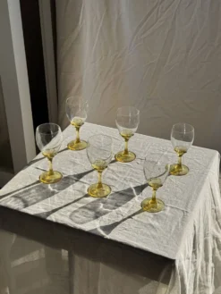 Lot de 6 verres vintage à pied jaune : réunion de 4 grands et 2 petits