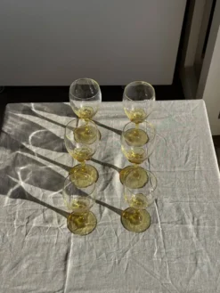 Lot de 6 verres vintage à pied jaune : réunion de 4 grands et 2 petits