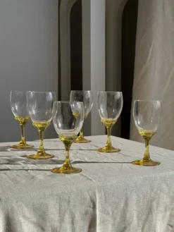 Lot de 6 verres vintage à pied jaune : réunion de 4 grands et 2 petits