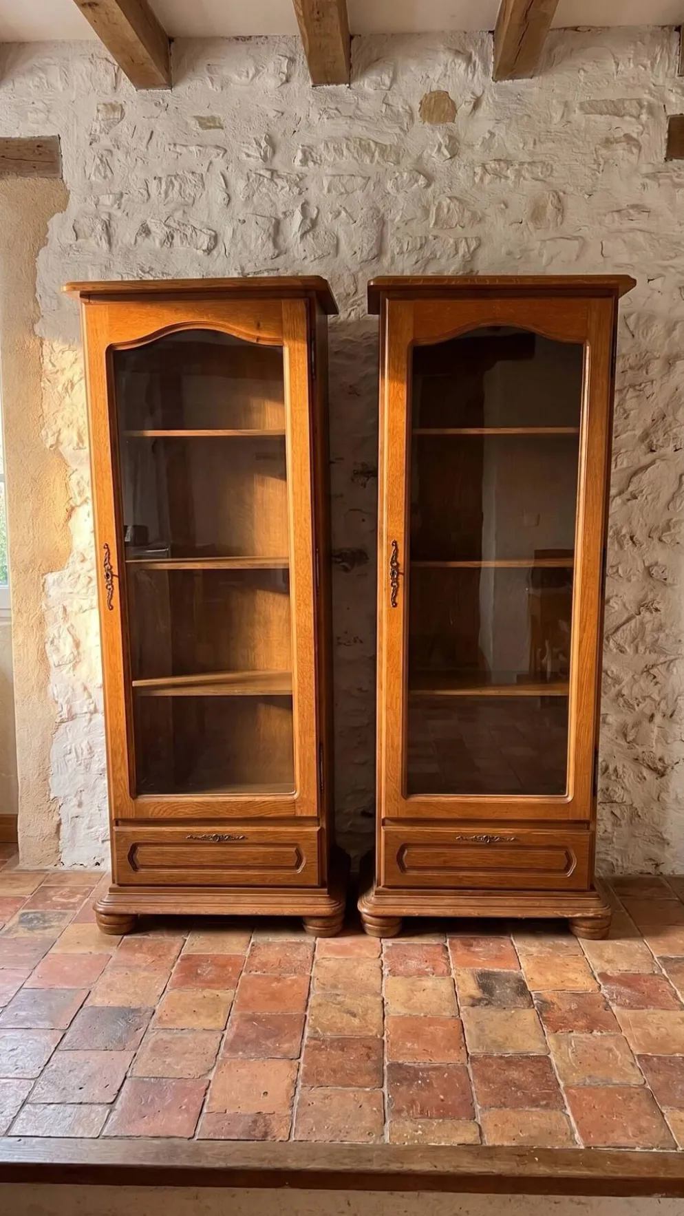 Lot de 2 vitrines en bois massif avec portes vitrées