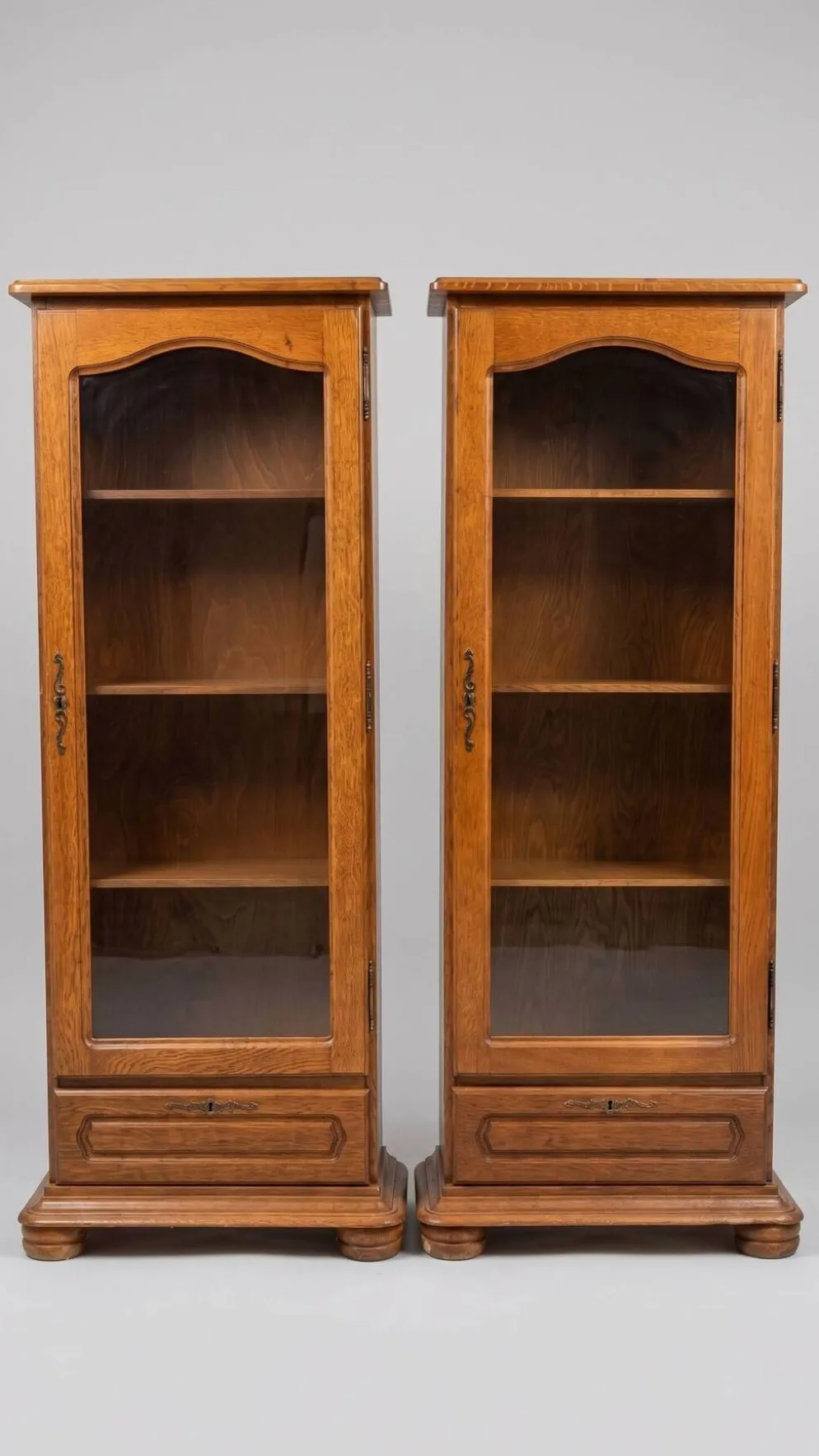 Lot de 2 vitrines en bois massif avec portes vitrées