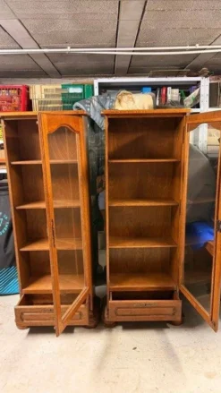 Lot de 2 vitrines en bois massif avec portes vitrées
