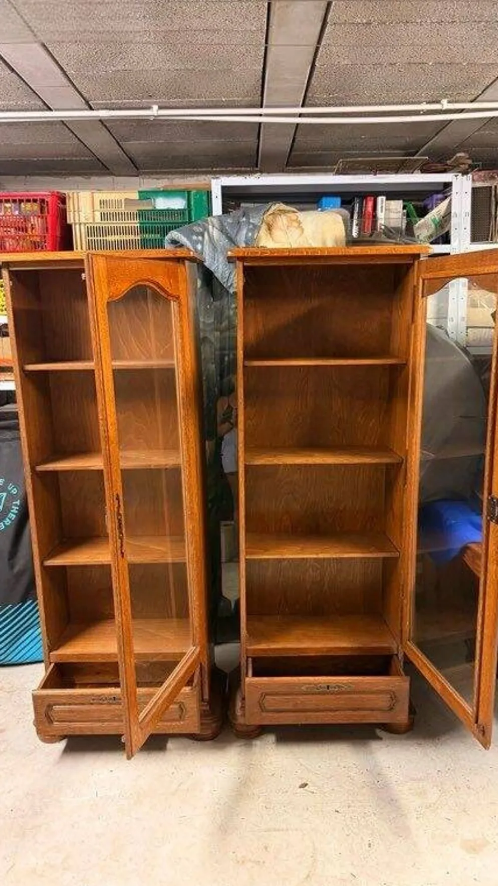 Lot de 2 vitrines en bois massif avec portes vitrées