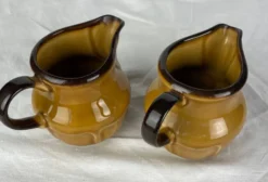 Lot 2 pots à lait