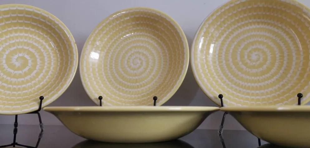 Lots de 6 anciennes assiettes creuses Longchamp France jaune soleil