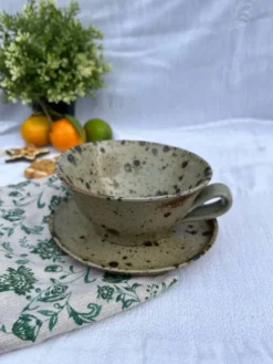 Lot tasse et soucoupe en grès pyrité
