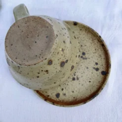 Lot tasse et soucoupe en grès pyrité