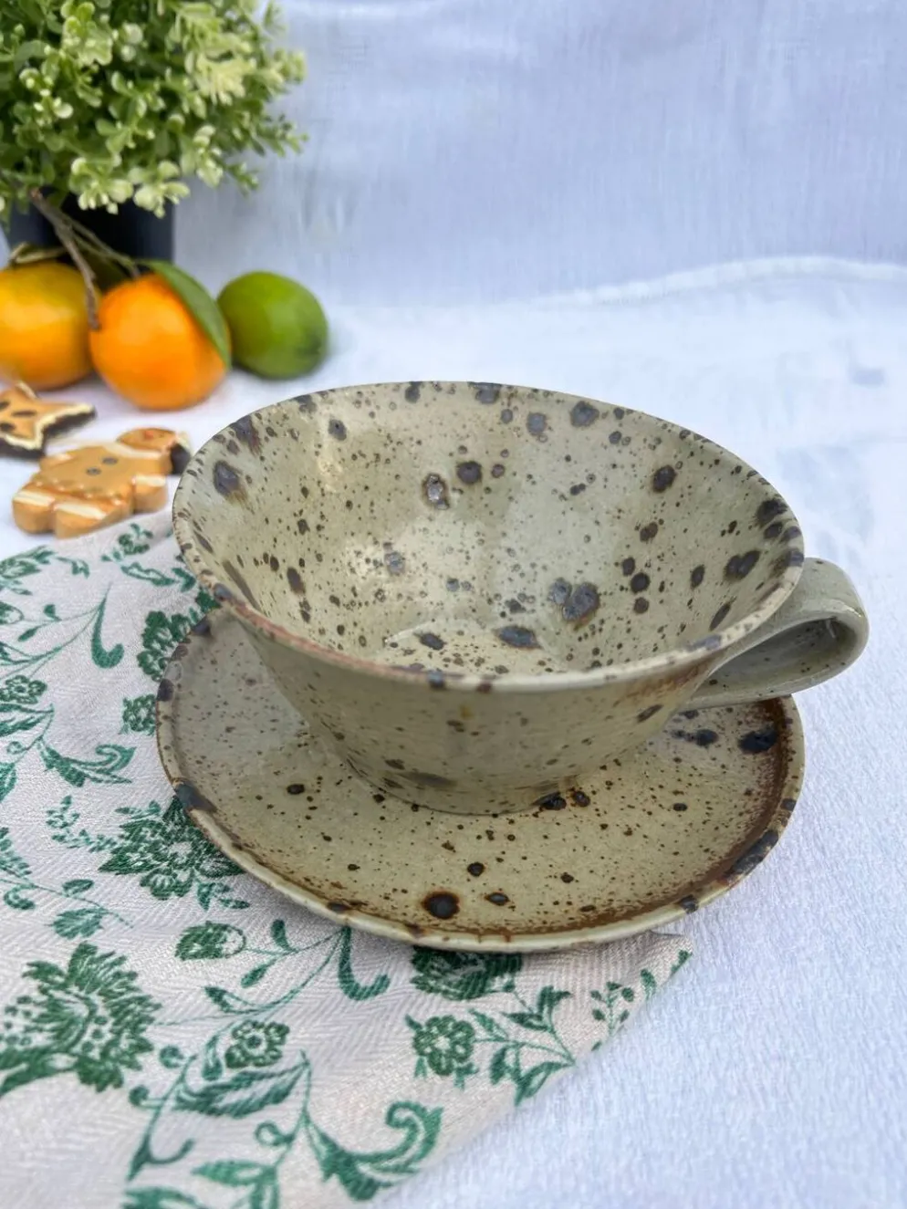 Lot tasse et soucoupe en grès pyrité