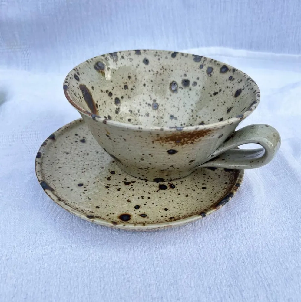 Lot tasse et soucoupe en grès pyrité