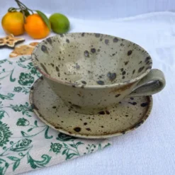 Lot tasse et soucoupe en grès pyrité