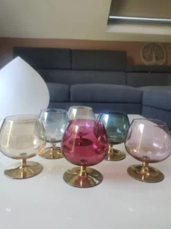Lot 8 x Verres à Cognac/Liqueur, multicolores irisés. Style Murano