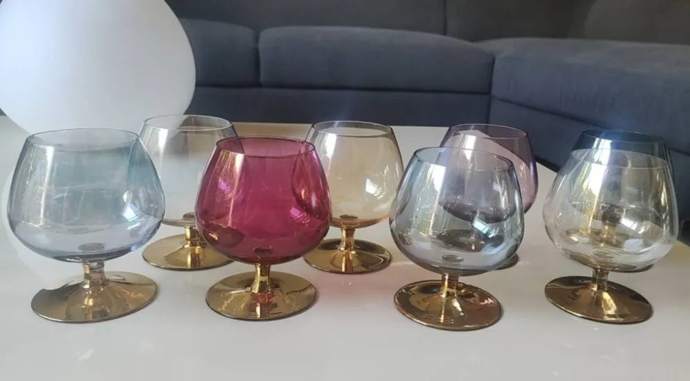 Lot 8 x Verres à Cognac/Liqueur, multicolores irisés. Style Murano