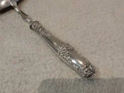 Louche a sauce manche argent 950 Minerve style rocaille Ravinet