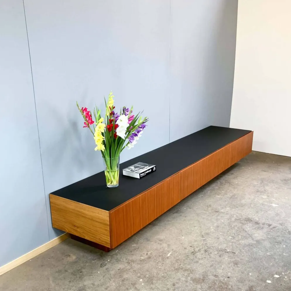 Lowboard minimaliste XXL, teck et plateau noir, années 1960