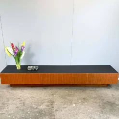 Lowboard minimaliste XXL, teck et plateau noir, années 1960