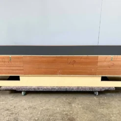 Lowboard minimaliste XXL, teck et plateau noir, années 1960