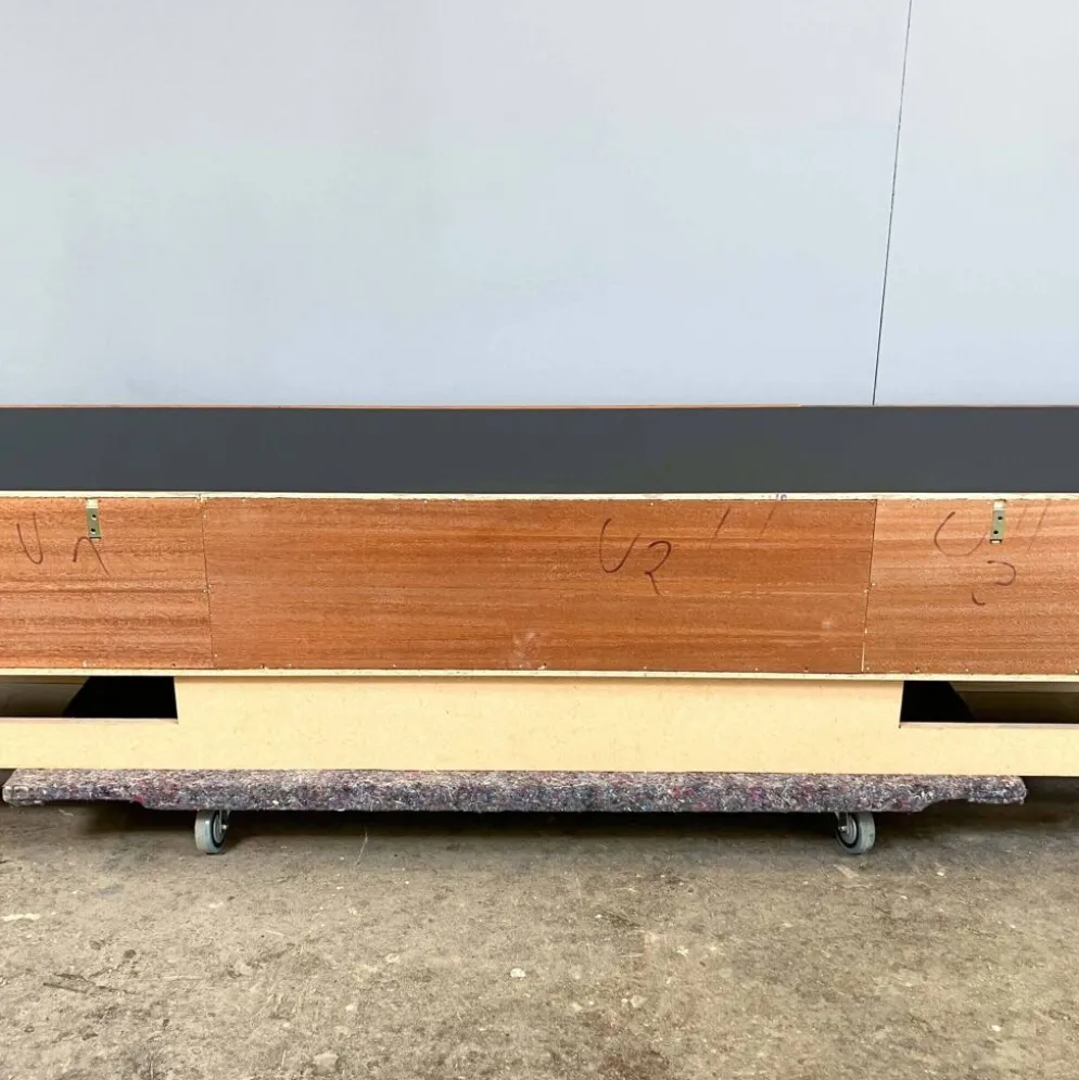 Lowboard minimaliste XXL, teck et plateau noir, années 1960