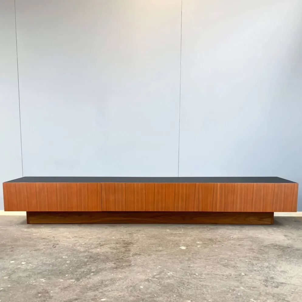 Lowboard minimaliste XXL, teck et plateau noir, années 1960