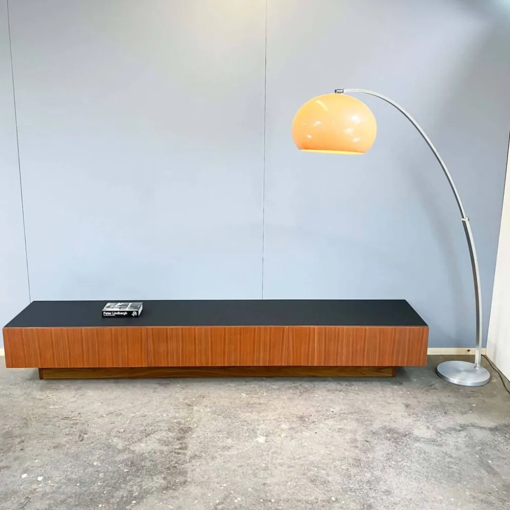 Lowboard minimaliste XXL, teck et plateau noir, années 1960