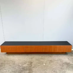 Lowboard minimaliste XXL, teck et plateau noir, années 1960