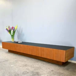 Lowboard minimaliste XXL, teck et plateau noir, années 1960