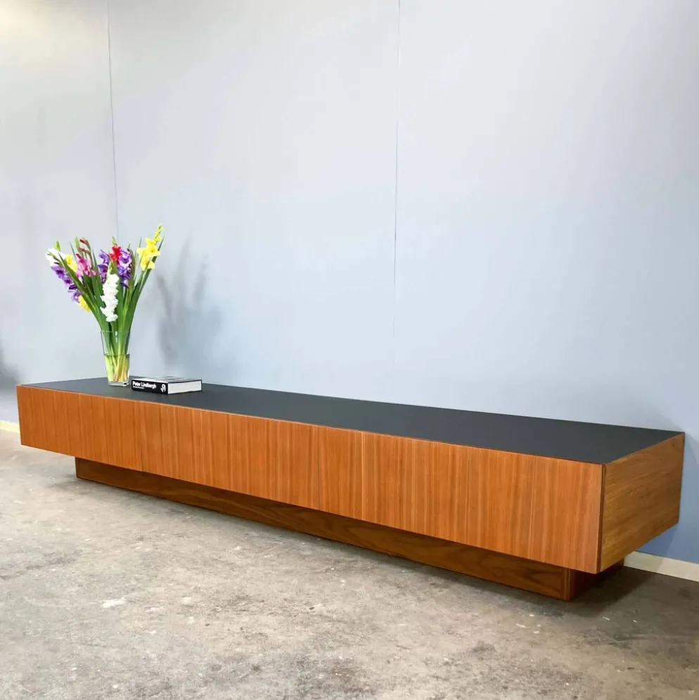 Lowboard minimaliste XXL, teck et plateau noir, années 1960