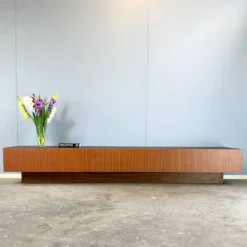 Lowboard minimaliste XXL, teck et plateau noir, années 1960