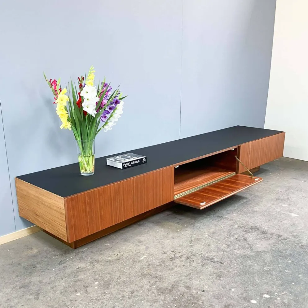 Lowboard minimaliste XXL, teck et plateau noir, années 1960