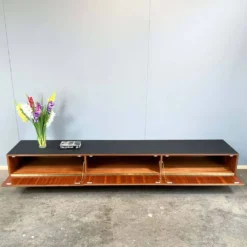 Lowboard minimaliste XXL, teck et plateau noir, années 1960