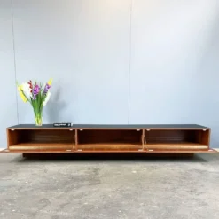 Lowboard minimaliste XXL, teck et plateau noir, années 1960