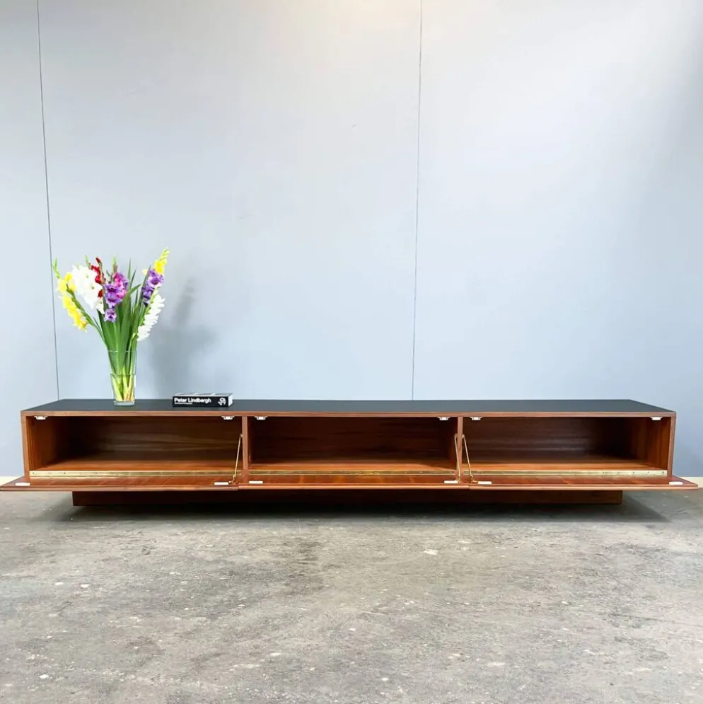 Lowboard minimaliste XXL, teck et plateau noir, années 1960