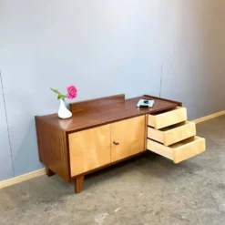 Lowboard, petit meuble de hall avec tiroirs, érable rayé, années 1960
