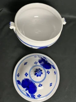 Lunéville, soupière en faïence à décor bleu fin XIXème