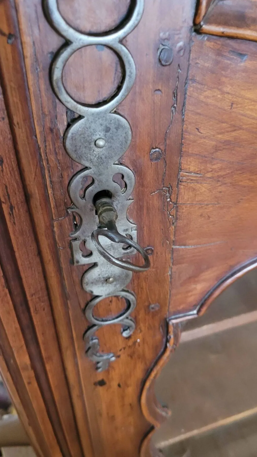 Magnifique bonnetière ancienne en bois massif sculpté – style Louis XV