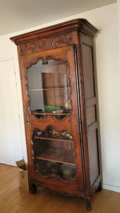 Magnifique bonnetière ancienne en bois massif sculpté – style Louis XV